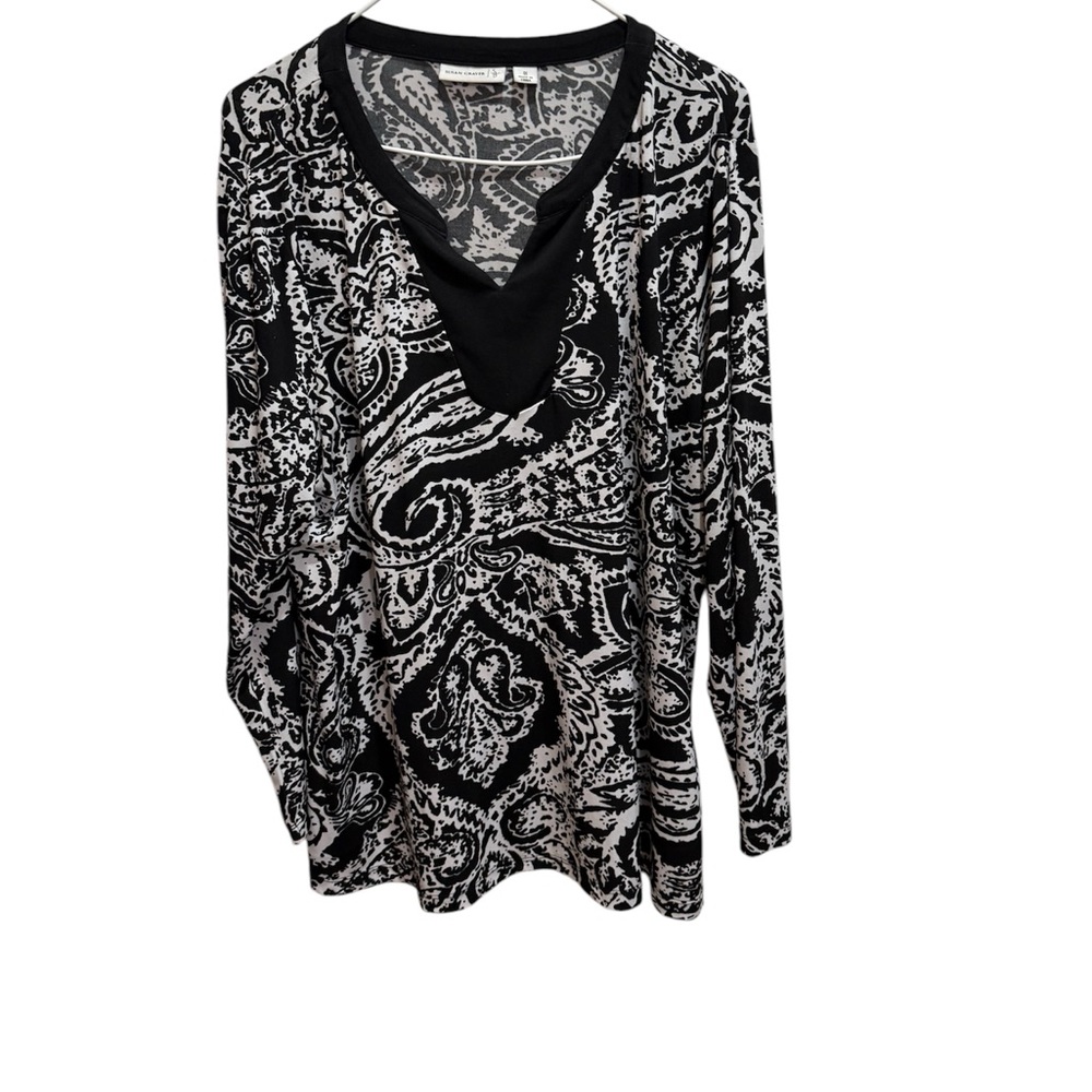 Like new Susan Graver black and white long sleeve polyester blouse size 1X
